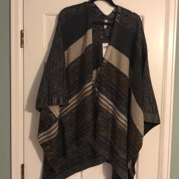 🌟2/$20🌟BCBG striped sweater poncho - Picture 2 of 3